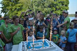 Jubileuszowy tort na zakończenie akcji w Olecku
