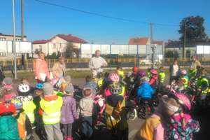Dzieci przyjechały do przedszkola rowerami