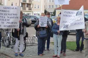 Protest w sprawie szpitala  pod Starostwem Powiatowym w Ostródzie