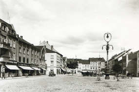Rynek (obecnie plac Konstytucji 3 Maja) w Bartoszycach w latach 30-tych XX wieku