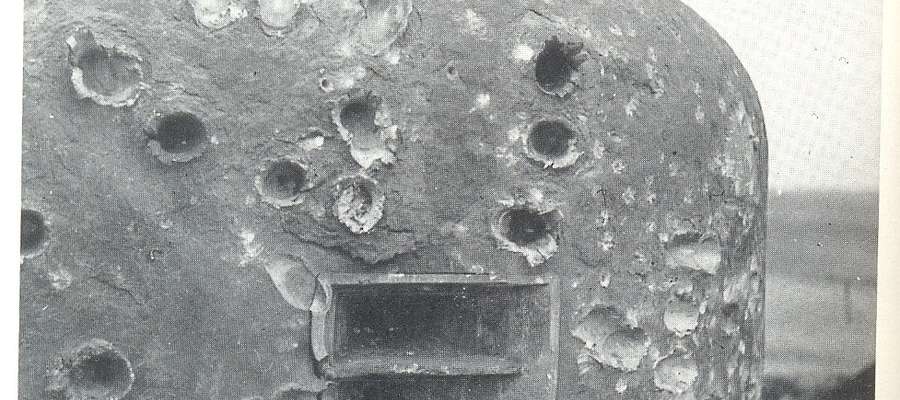 Głowica pancerna jednego z bunkrów kpt. W. Raginisa po trafieniach z dział tzw. osiemdziesięcioósemek