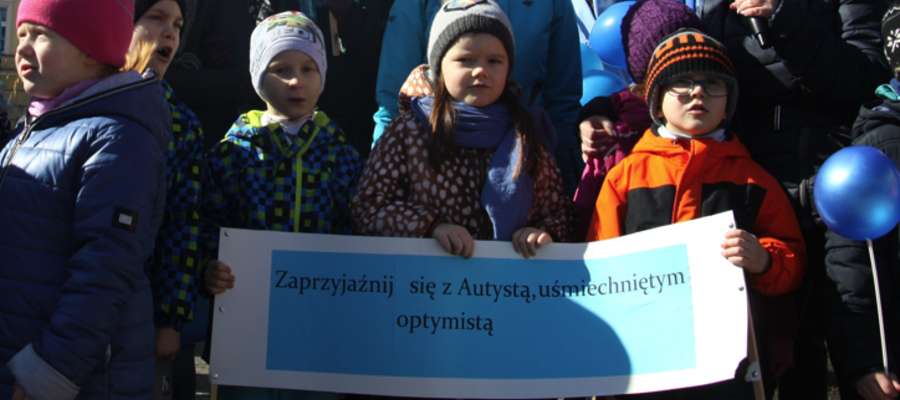 Jedna z akcji promujących tolerancję dla autyzmu, powiat bartoszycki. Zdjęcie jest ilustracją do artykułu. 