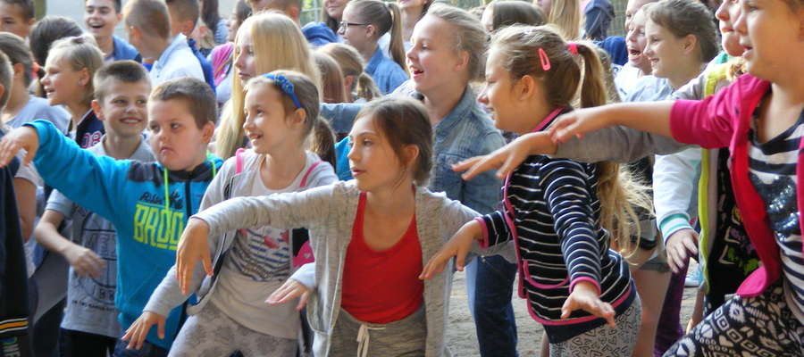 Uczniowie tańczyli przed letnią, szkolną sceną 