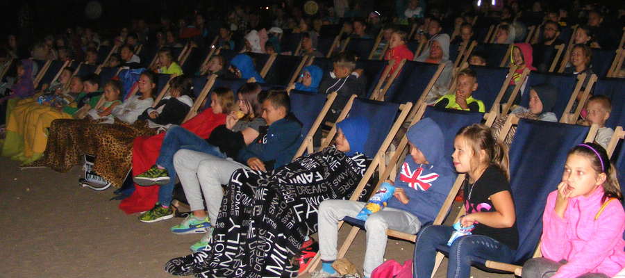 Uczniowie podczas oglądania filmu