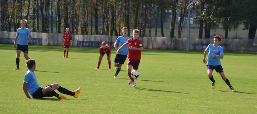 Trampkarze AP II Ostróda (czerwone koszulki) wygrali czwarty ligowy mecz