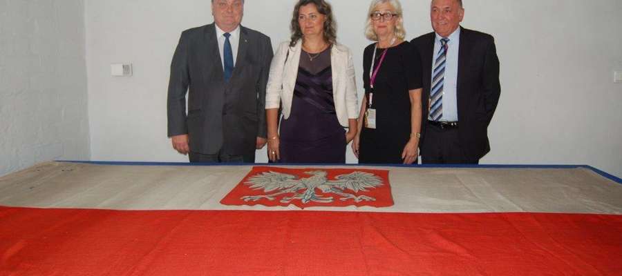 Polska flaga, która przed II wojną światową wisiała przed konsulatem w mieście Stavanger w Norwegii, trafiła do Elbląga 