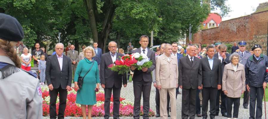 Delegacje samorządowców, organizacji społecznych, kulturalnych, sportowych i oświatowych w rocznicę agresji ZSRR na Polskę złożą kwiaty pod pomnikiem.