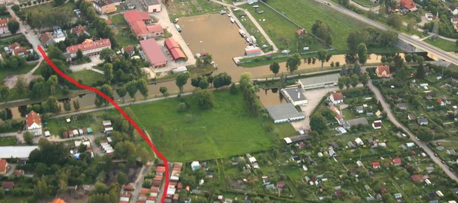 Na zdjęciu czerwoną linią zaznaczono przypuszczalny przebieg trasy przez nowy most. Po prawej widoczny most na ul. Obwodowej