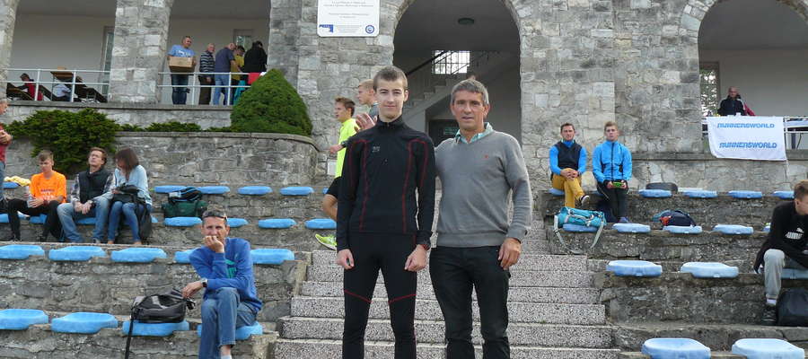 Patryk Pieczułajtis (z lewej) i trener Mirosław Figat podczas mistrzostw Polski młodzików w Słubicach