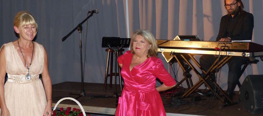 Uroczystość 10-lecia restauracji Stary tartak uświetniła wybitna wokalistka jazzowa Krystyna Prońko, której akompaniował Przemysław Raminiak. Z lewej strony Dorota Stadnicka, gospodarz uroczystości
