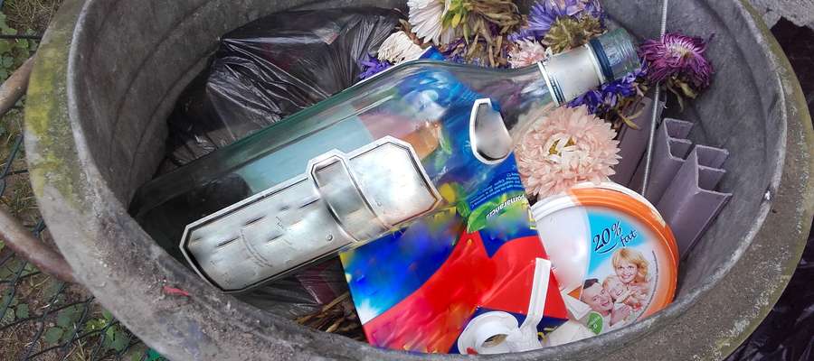 Część pustych butelek po skradzionych trunkach policjanci znaleźli w śmietniku 22-latka