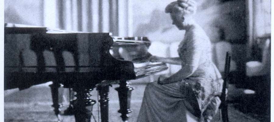 Elisabeth Ziese, córka Ferdynanda Schichau, przy fortepianie w willi w Parku Modrzewie