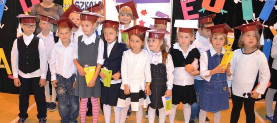 Zdjęcie ilustracyjne — ślubowanie klas pierwszych w SSP Rudzienice