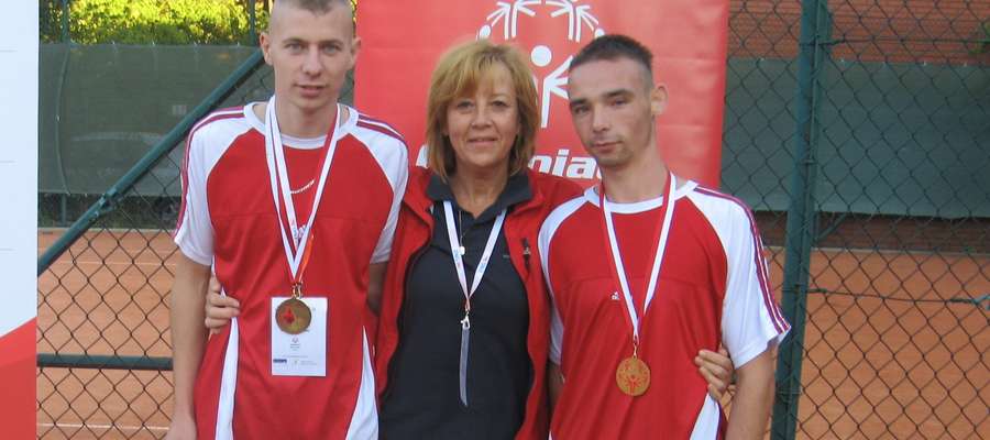 Trener Ewa Lipka z medalistami Kewinem Wiertelem (po lewej) i Krzysztofem Skórko.