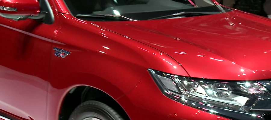 Pierwszy na świecie hybrydowy SUV z napędem na cztery koła: Mitsubishi Outlander PHEV