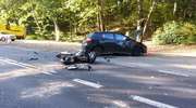 Zderzenie motoru z samochodem. Motocyklista ze złamanym kręgosłupem