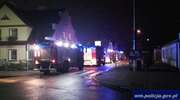 Pożar w Olsztynku. Policjant wszedł na dach i sam walczył z ogniem