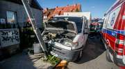 Opel uderzył w zaparkowanego dostawczaka [ZDJĘCIA]