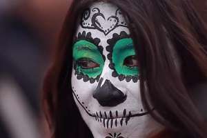 Kolorowe stroje, tańce i parady. Święto Zmarłych w Meksyku