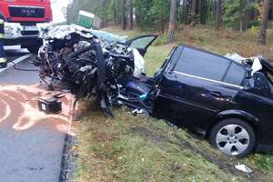 Opel zderzył się z ciężarówką na DK 16. Jedna osoba ciężko ranna