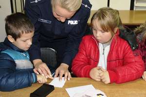 Dzieci ze szkoły w Dzietrzychowie odwiedziły bartoszyckich policjantów