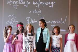 Uczniowie z Dzietrzychowa przygotowali nauczycielom bogaty występ