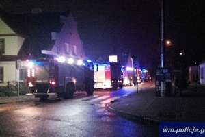 Pożar w Olsztynku. Policjant wszedł na dach i sam walczył z ogniem