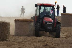 W Janówku traktory ścigały się w tumanach kurzu 