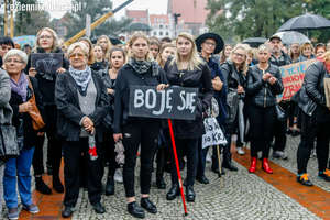 Ogólnopolski Strajk Kobiet w Elblągu - runda II. Nie składają parasolek
