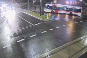 Kierowca autobusu potrącił pieszego w centrum Olsztyna. Nawet nie próbował hamować [FILM z kamer ITS]