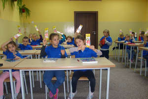 Pierwsza wizyta uczniów klasy I SP nr 11 w bibliotece szkolnej