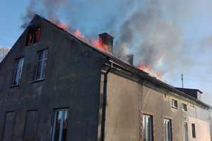 Pożar w Zagonach. Szybka interwencja OSP Lubomino zapobiegła tragedii. Ruszyła pomoc poszkodowanym
