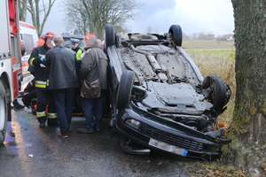 Opel dachował pod Olsztynem. Cztery osoby ranne