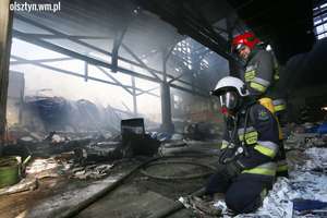 Spalona parowozownia w Olsztynie i... góra trujących śmieci