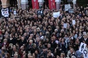 Czarny protest w Olsztynie. Tłumy na manifestacji [FILM i ZDJĘCIA]