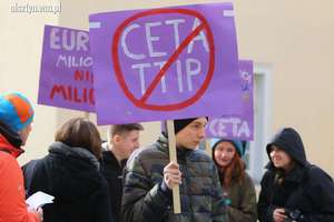 Protest przeciwko TTIP i CETA w Olsztynie zgromadził kilkanaście osób