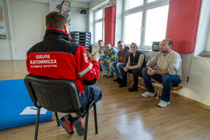 Strażacy, ratownicy wodni i żołnierze uczą się udzielania pierwszej pomocy