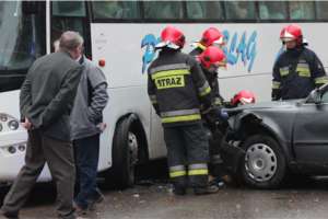 Volkswagen uderzył w autobus na przystanku