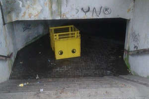 Pojemnik na odpady segregowane w tunelu pod torowiskiem