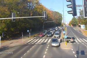 Jechał za szybko, skosił sygnalizator i zatrzymał się między autami na skrzyżowaniu w Olsztynie [FILM]