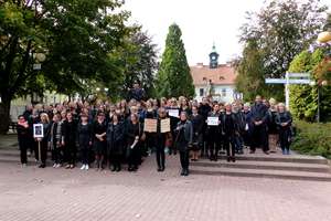 Czarny poniedziałek w Mrągowie: kilkadziesiąt osób przeszło ulicami miasta