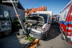 Wypadek na Łódzkiej. Opel uderzył w zaparkowanego dostawczaka [zdjęcia]