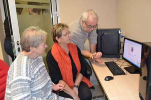 Seniorzy poznają komputery i internet