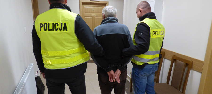 Podejrzany o znęcanie się nad żoną doprowadzony do prokuratury w Bartoszycach.