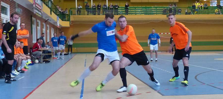 Mecz ILF: Łukasz Kuśnierz (Zawbud) walczy o piłkę z Dawidem Kowalskim (Gajerek, mistrz sezonu 2015/16)