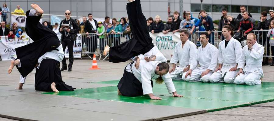 Jeden z pokazów iławskiej akademii aikido (z przypadkowym banerem w tle)