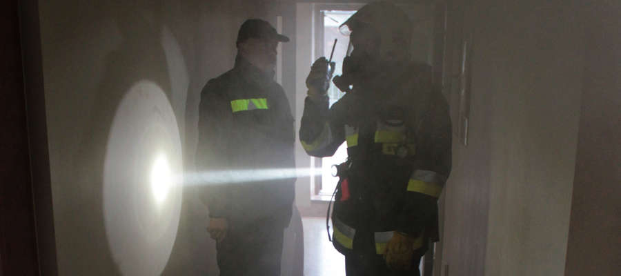Strażacy ćwiczyli w zadymionych pomieszczeniach ośrodka kultury w Bisztynku.