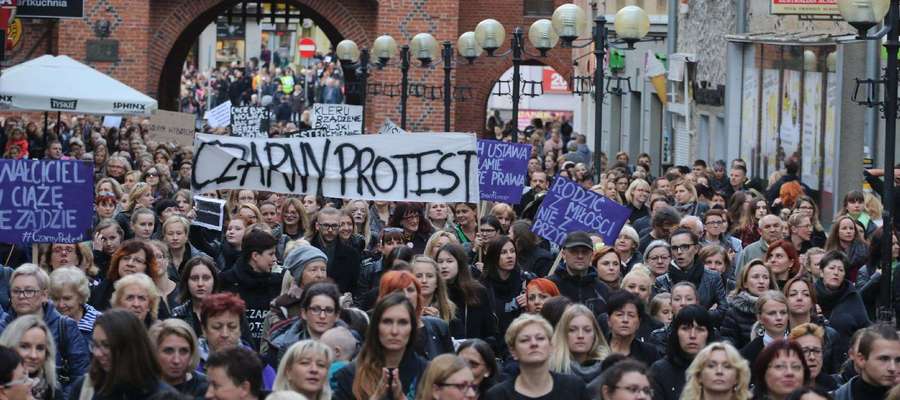 Kobiety w czarnym proteście w olsztynie 3 października przeszły od ratusza na Stare Miasto