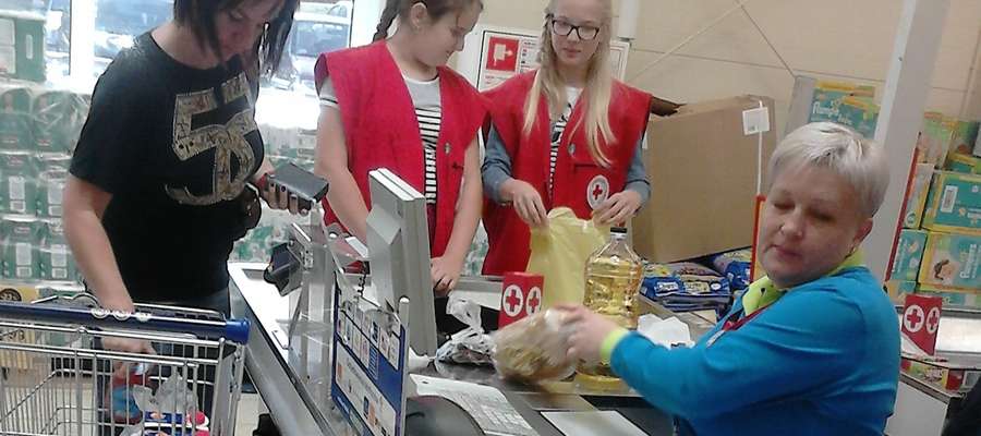 Wolontariusze pomagali klientom sklepu pakować zakupy 