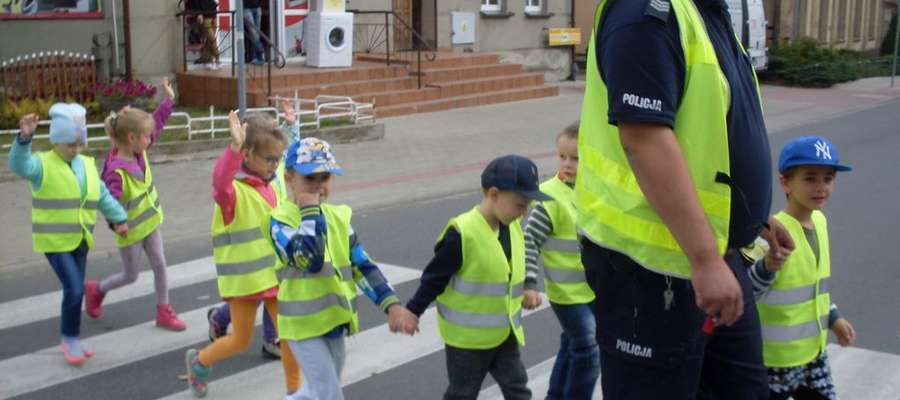 Dzieci pod opieką policjantów i nauczycielek uczyły się bezpiecznie przechodzić przez ulicę